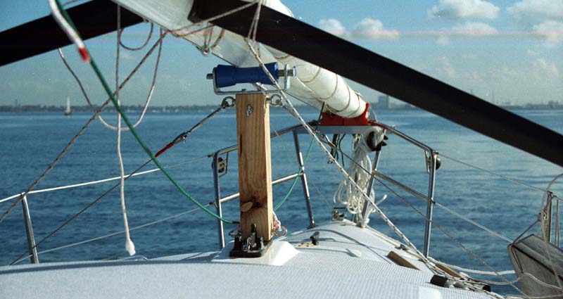 Mast mid-support